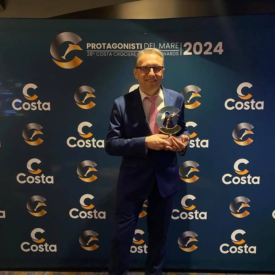 Il titolare dell’agenzia alla premiazione Costa Crociere «Protagonisti del Mare» del 2024, con il riconoscimento in mano.
